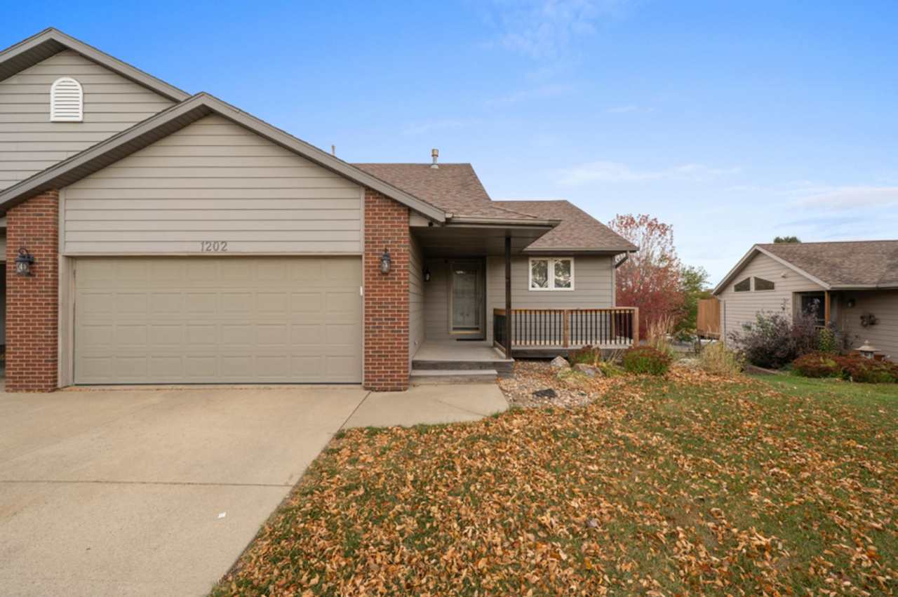 Charming Twinhome off Cliff Ave with Great Entertaining Space!