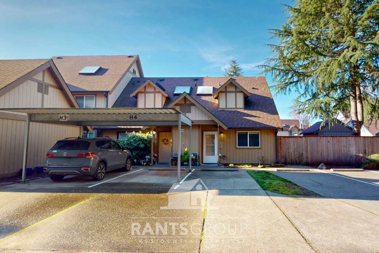 Lovely pet-free end unit in an established complex in a desirable Tumwater location!