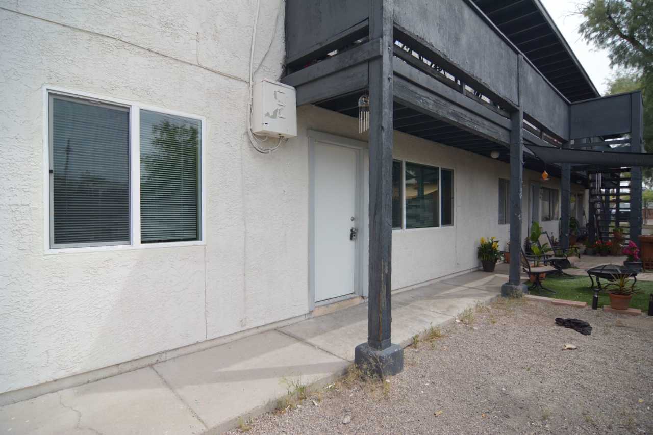 2 Bedroom 1 Bath Apartment! Close to the UofA and Downtown!