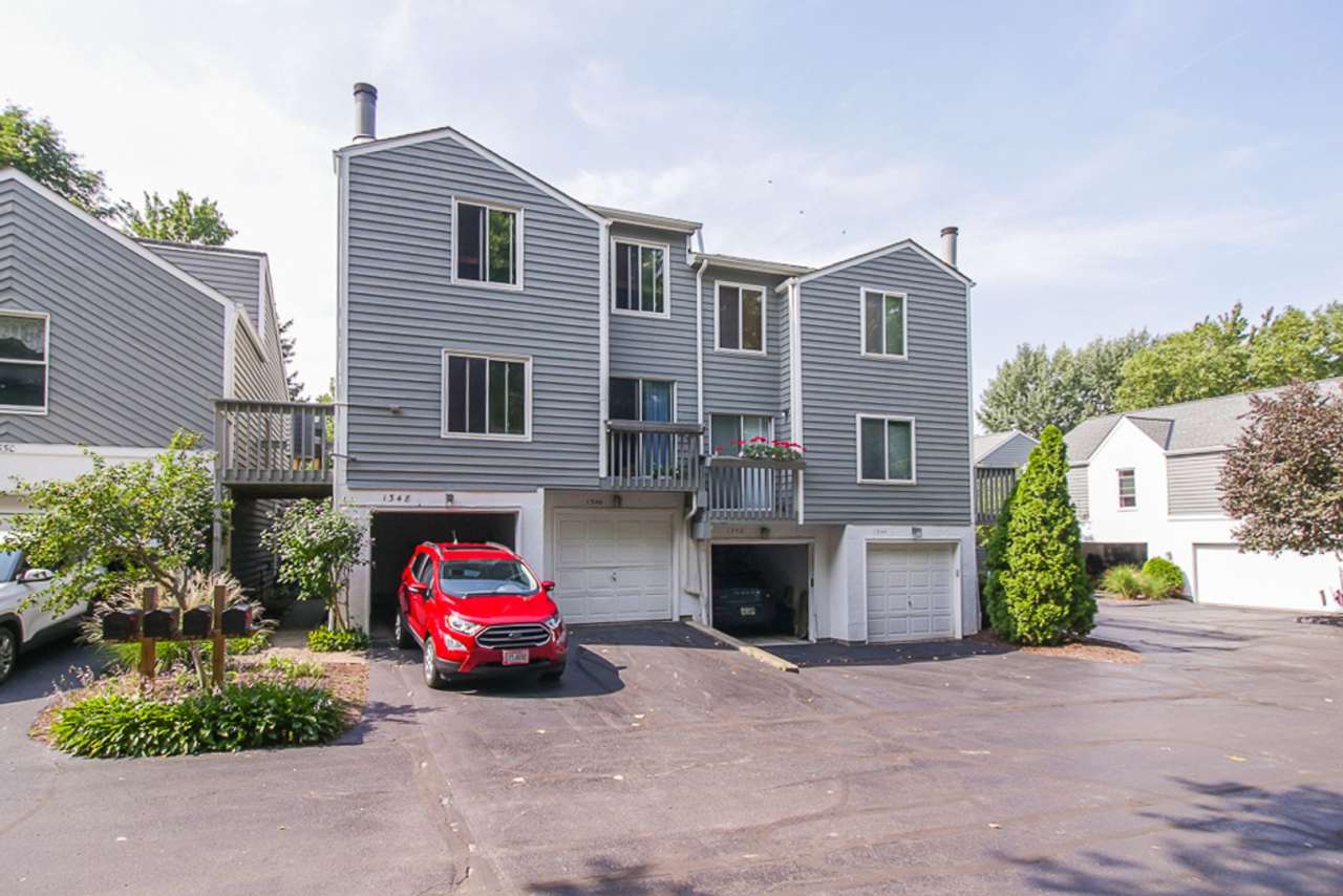 3 Bedroom/2.5 Bath Westlake!! Condo living at it's finest!