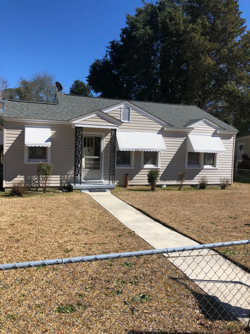 2 Bedroom House off of Rosewood Available Now