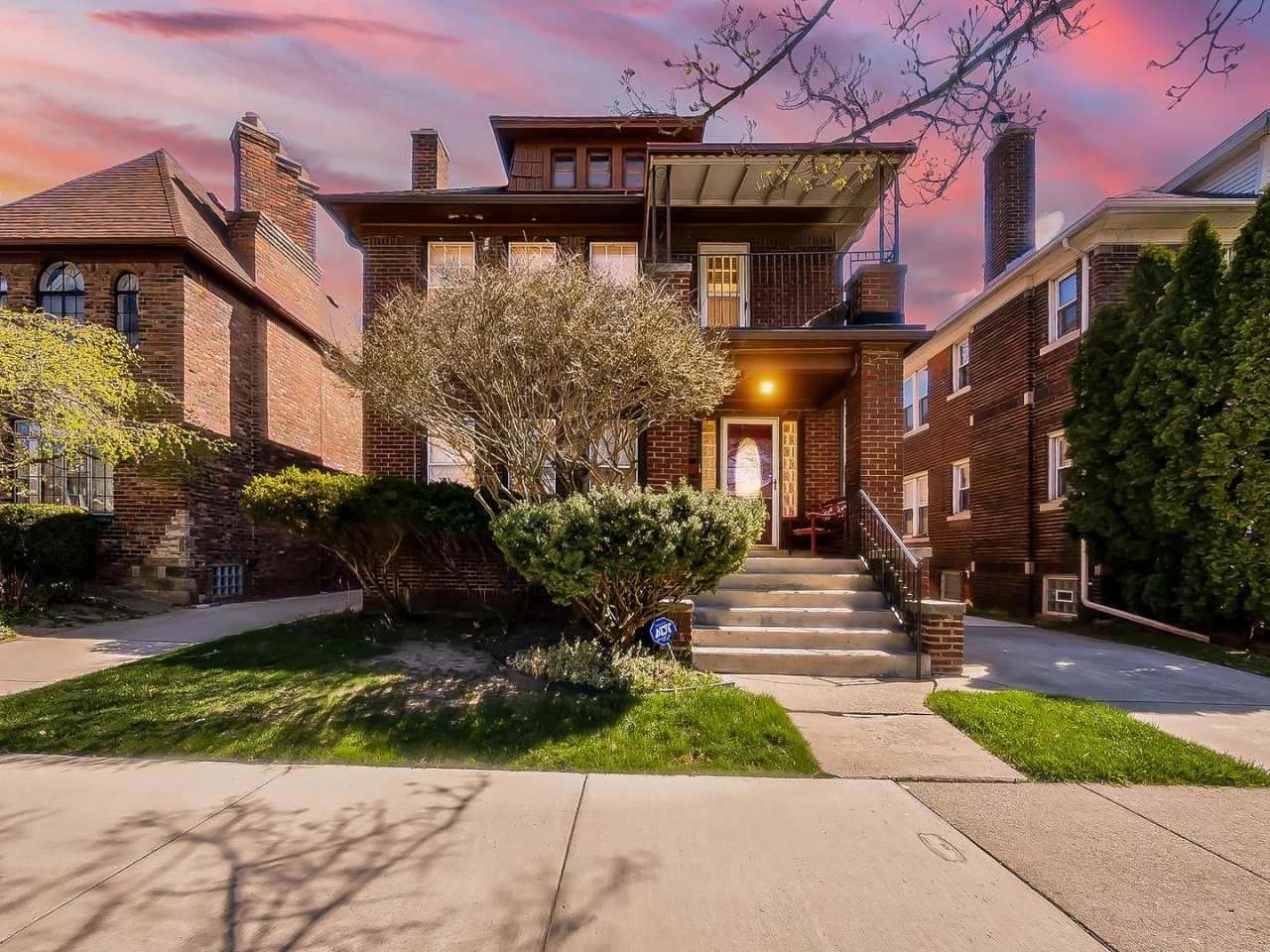 Welcome to this beautiful 2 bedroom, 2 bathroom home located in the charming neighborhood of Grosse Pointe Park, MI