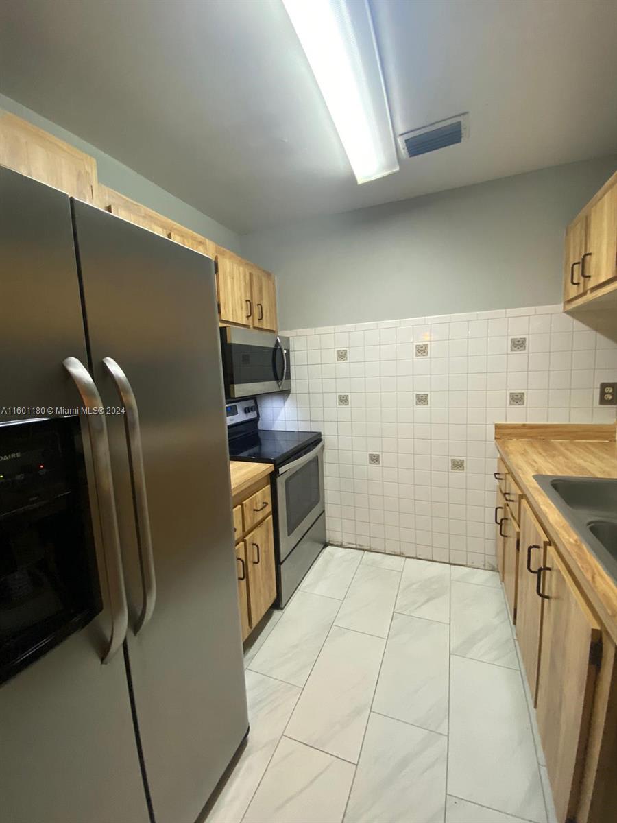 6040 Shaker Wood Circle