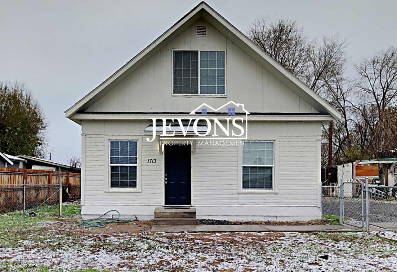 3-bedroom home near Yakima Valley College, and just minutes away from dining, shopping, and entertainment options!