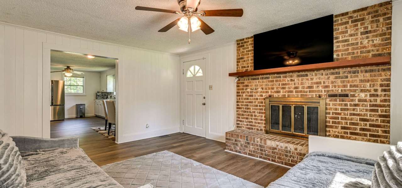 Room in 4 Bedroom Home at Austin Dr