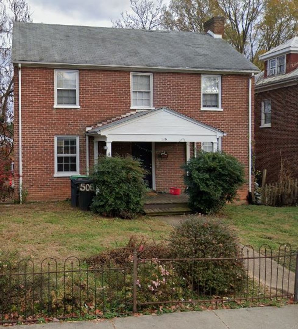 2026-2027 School Year / 8 Bdrm / 3 Bath Steps from UVA Grounds
