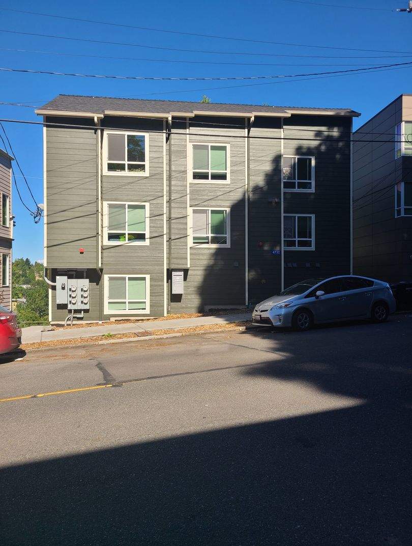 Large UW Townhome available for 2026-2027 school year!