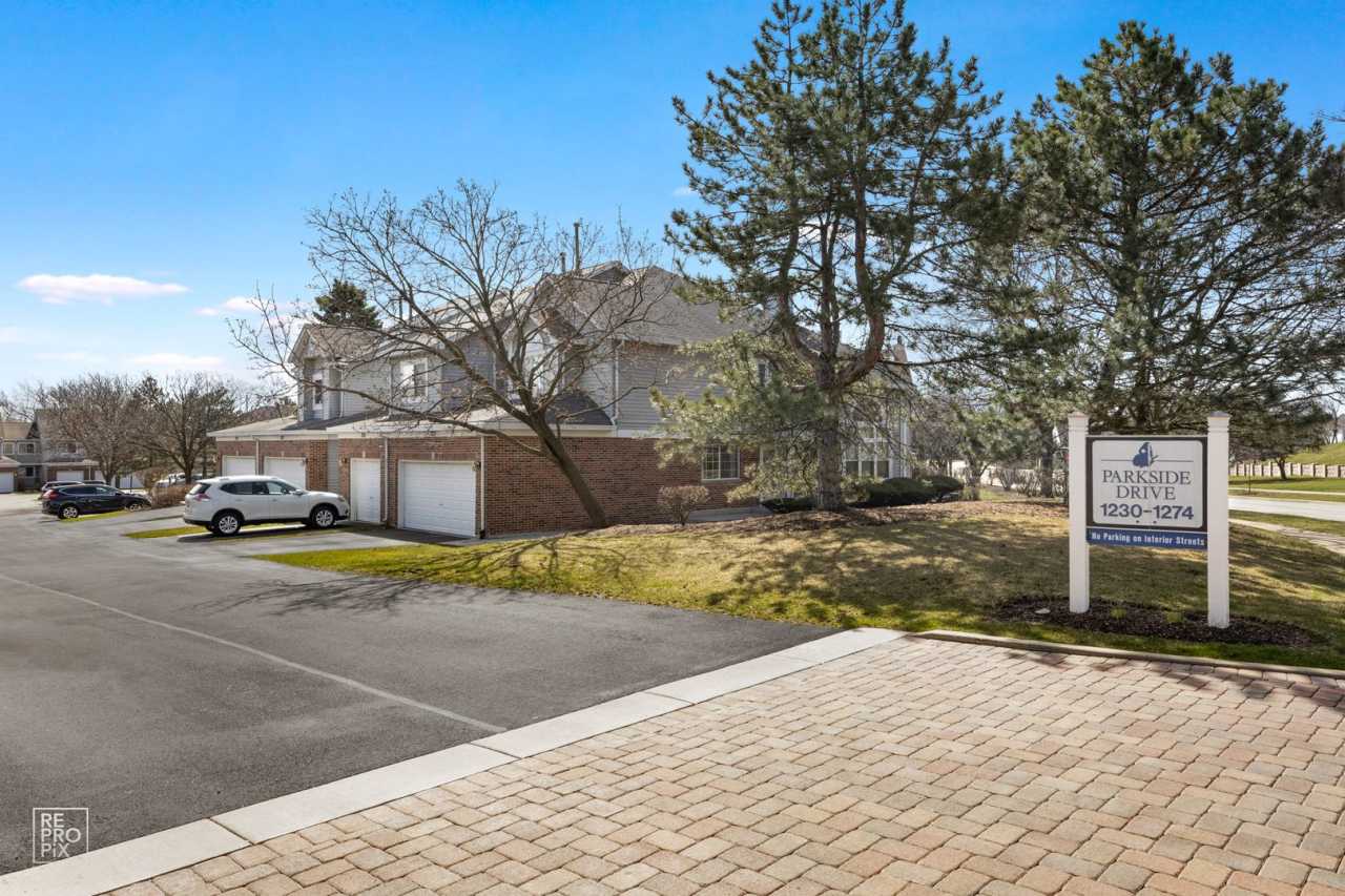 Gorgeous End Unit with 3 Bed/2.5 Baths and 2 Car Garage!