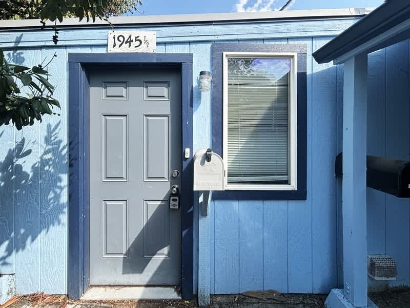 1945 1/2 Lawrence Street