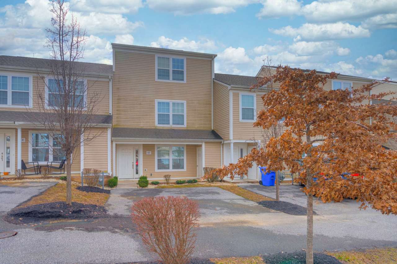 Oak Tree Townhome | 4 Bed, 4.5 Bath | Available Now!