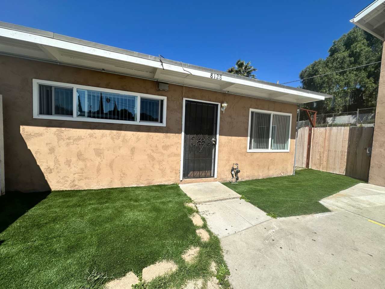 Available Now! 2bed/ 1 bath duplex