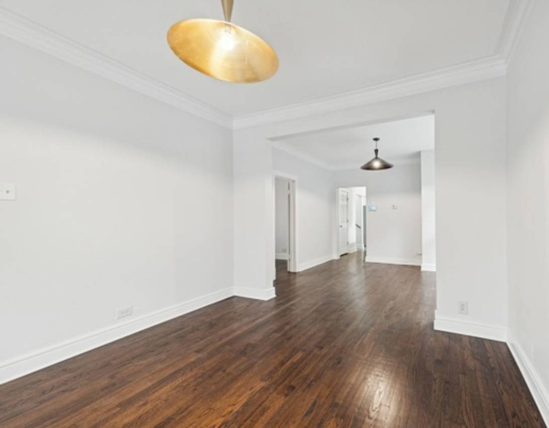 Charming 3BR Duplex in Chicago