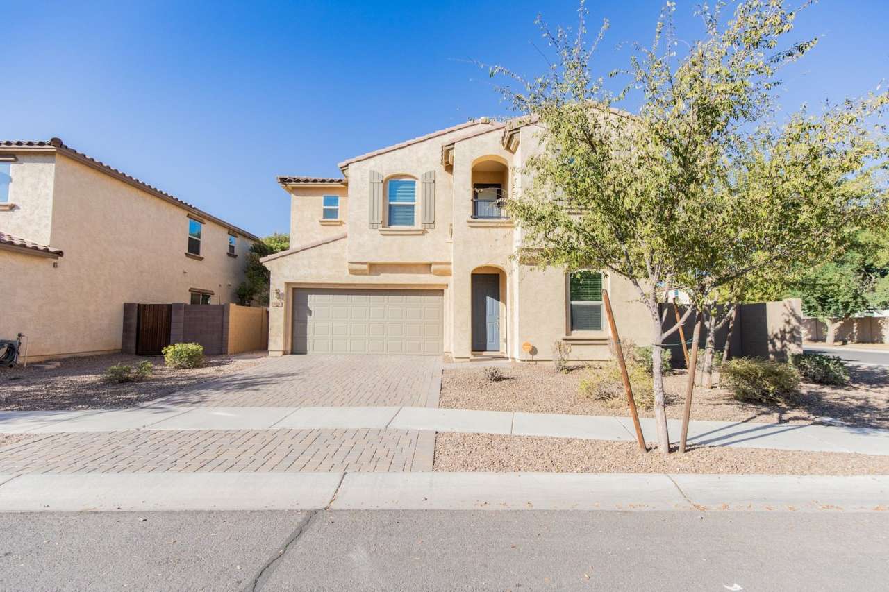 Beautiful 5 bed 3 bath home in Gilbert!