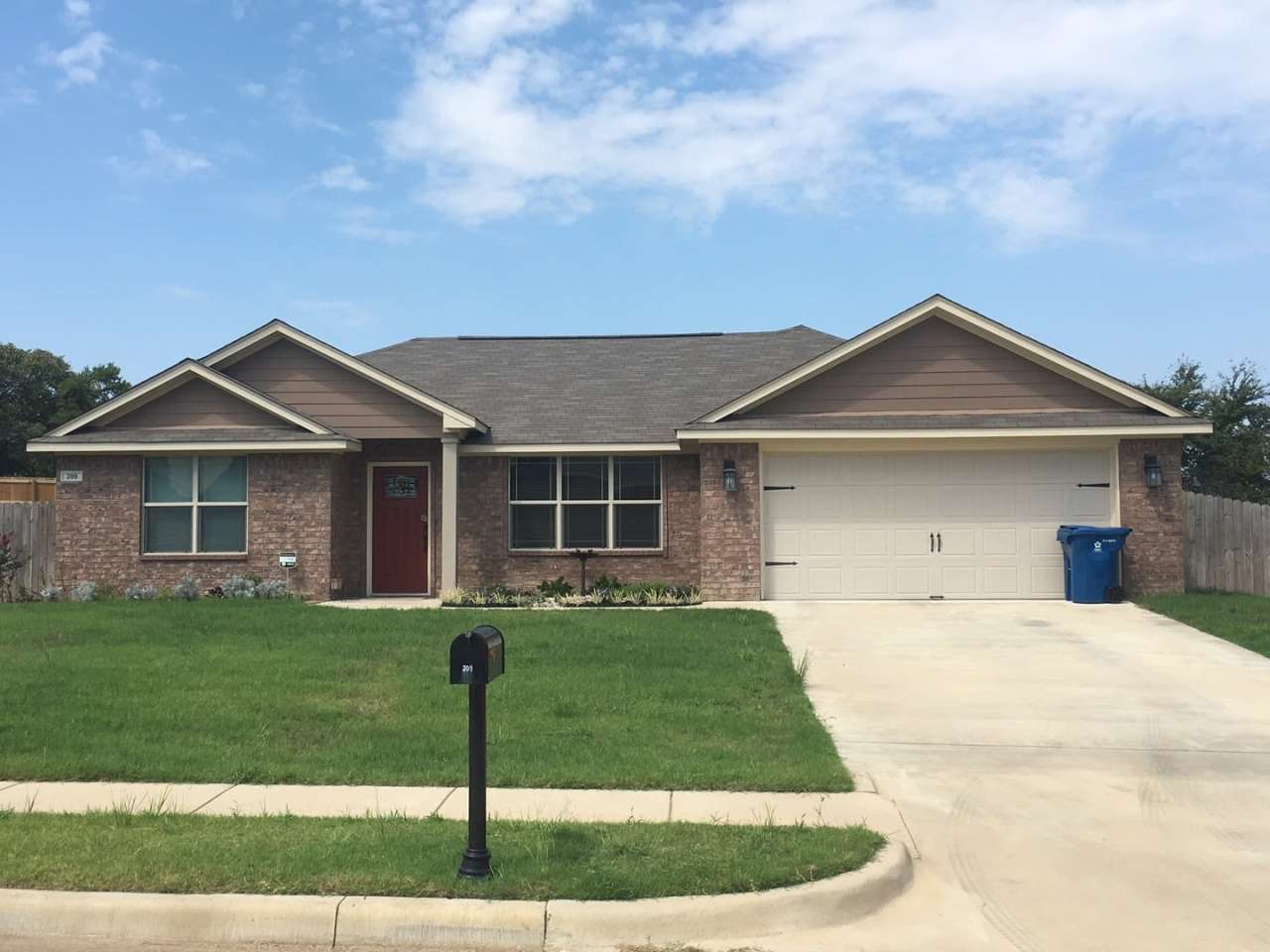 MOVE IN READY $200 OFF 1st month's rent -Single Family Home Brick Home in Lindale - Safe neighborhood - pets ok - Large fenced in backyard