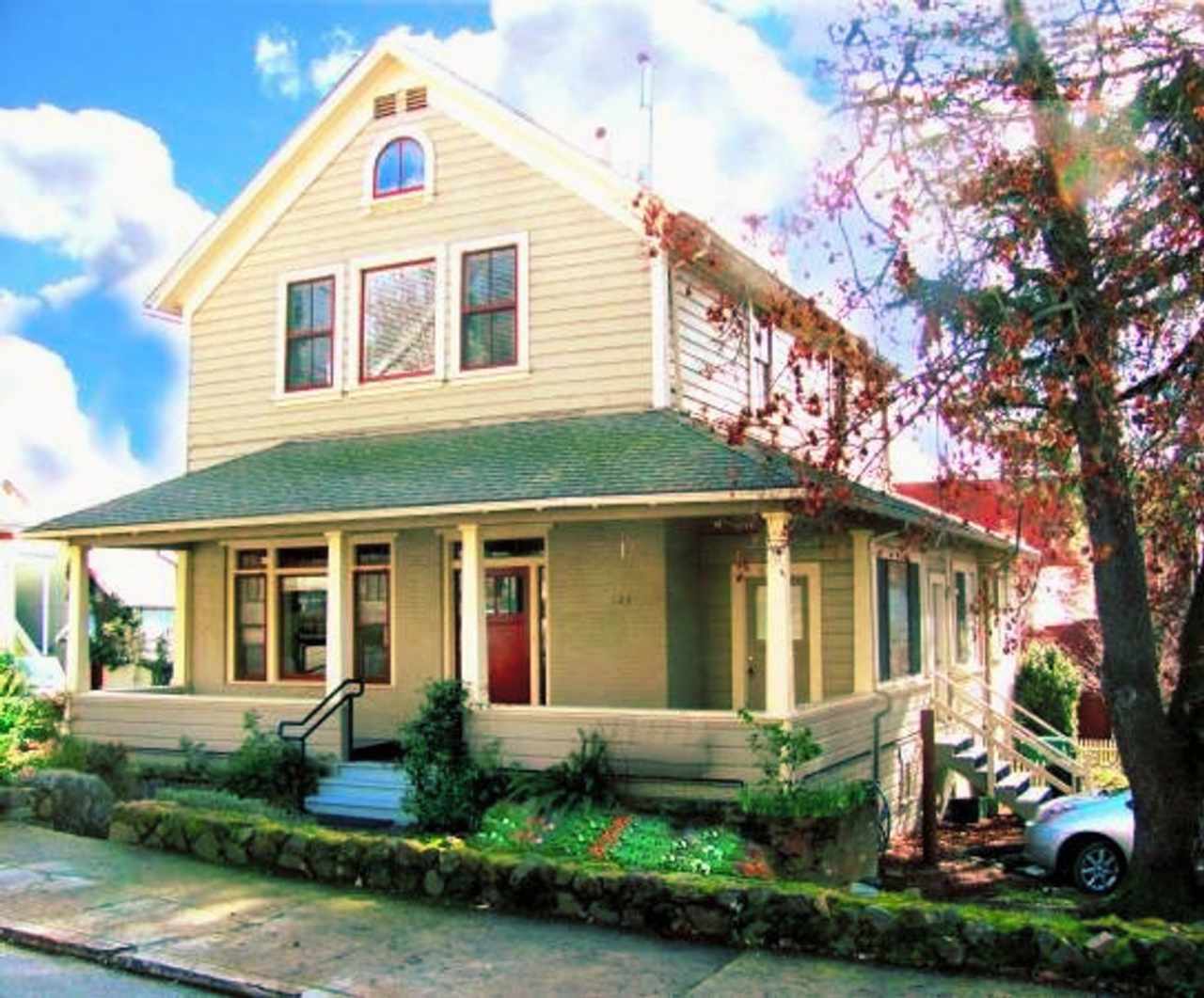 Adorable one bedroom apartment in downtown Grass Valley! Private parking, washer and dryer in unit.