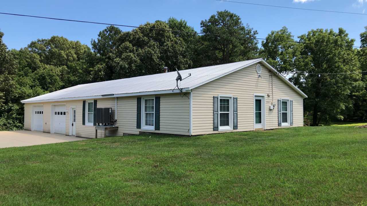 Very large 2 bedroom Rambler in Park Hall, MD