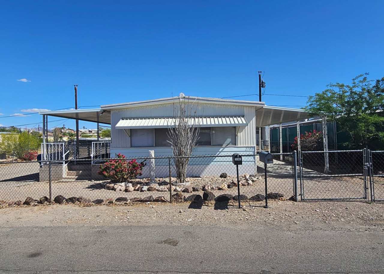 CUTE 2 Bed/2 Bath Mobile on 2 lots in Central Bullhead City