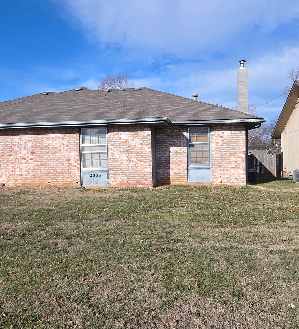 2000 Square feet Duplex Southeast! $1195