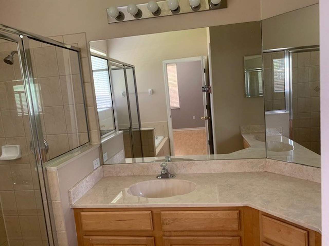 Beautiful 4/2 home in Lovely Venetian Bay Gated Community