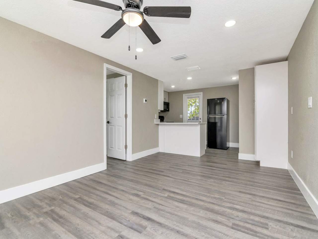 Great Location - 1 Bedroom 1 Bath Duplex w/ Backyard