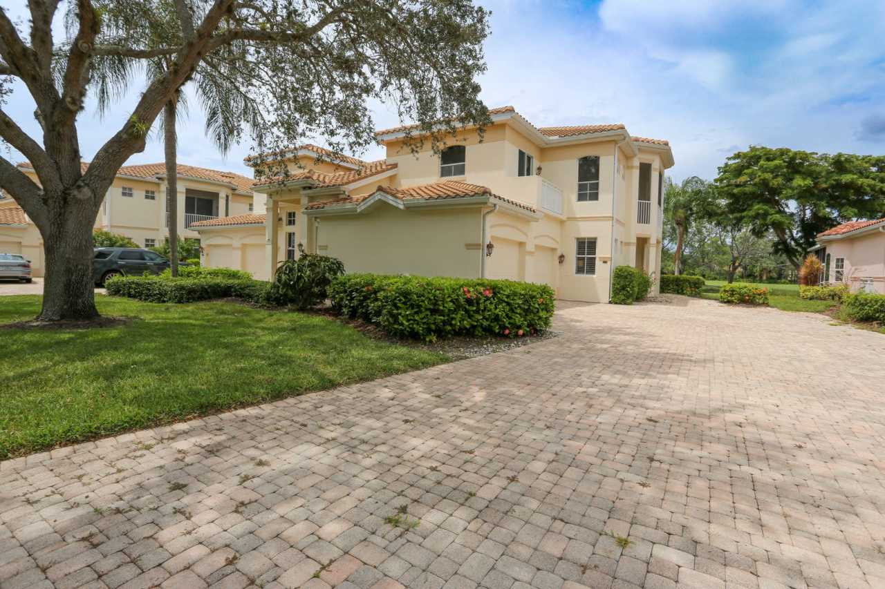 ** SPORTS MEMBERSHIP ** BONITA SPRINGS SPANISH WELLS COUNTRY CLUB ON GORGEOUS LAKE**