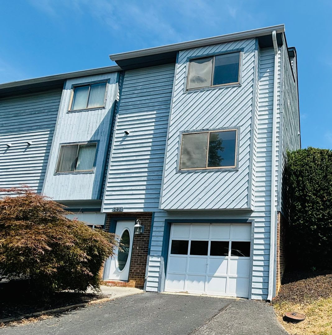 2 Bedroom, 2.5 Bath Townhouse