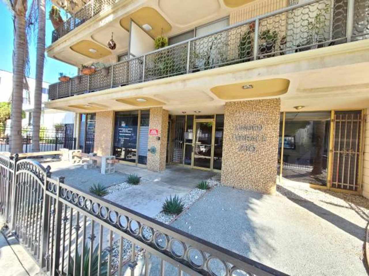 TOP FLOOR UNIT - Light and Airy 2 Bedroom, 2 Bath