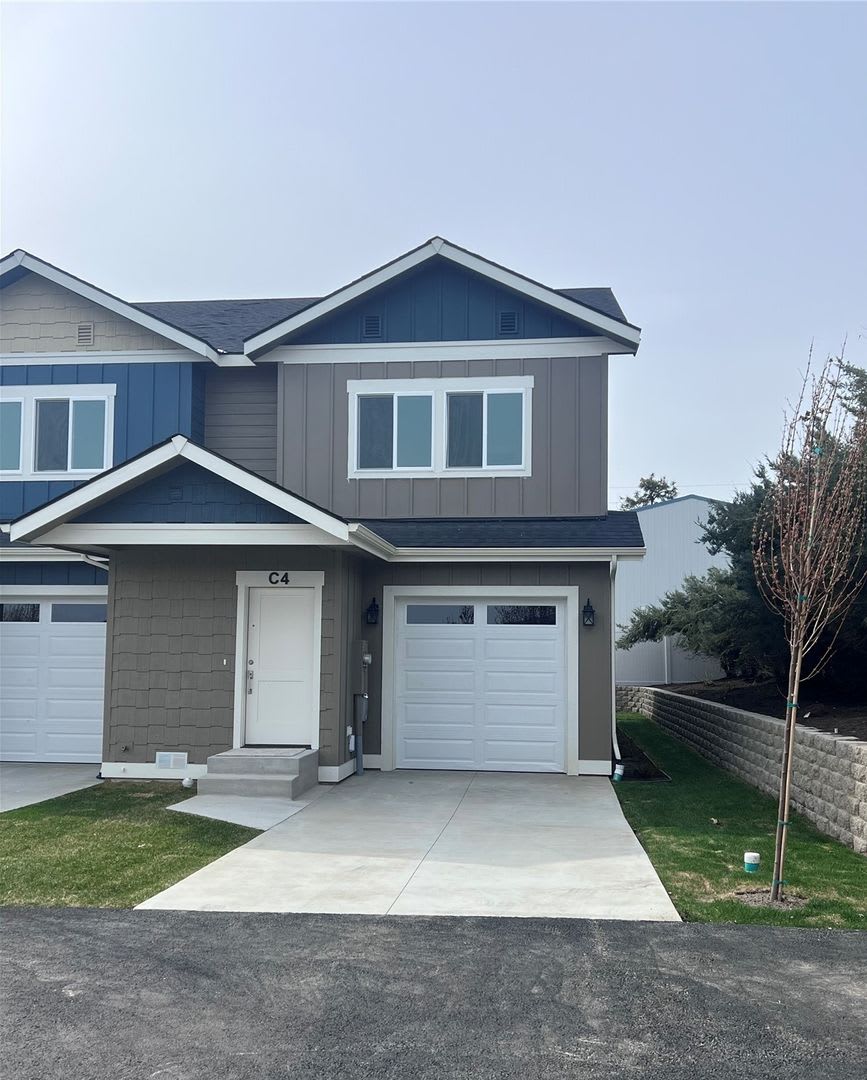 NEWER CONSTRUCTION!! Luxury 3 bedroom, 2.5 bath home with single garage! W/S/G  internet/cable included!