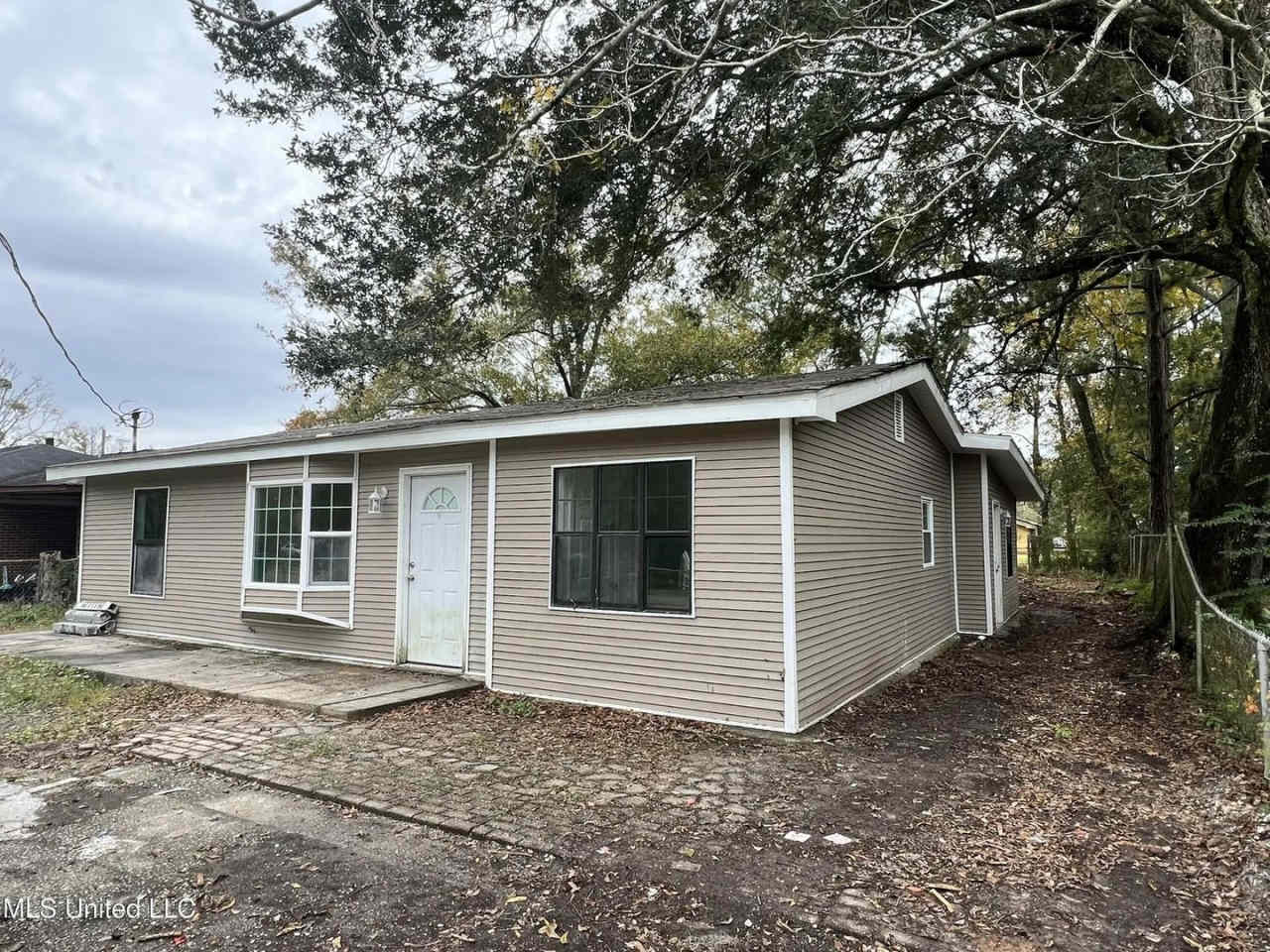 Spacious 5BR House in Moss Point --Lease with Option to buy