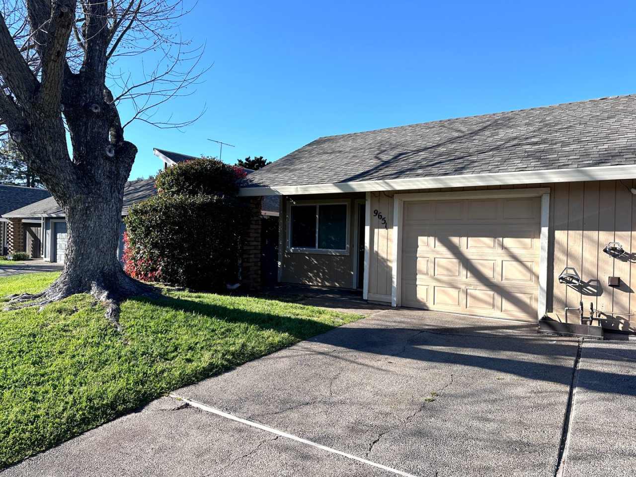 Beautiful 2 bedroom 1 bath with Garage!