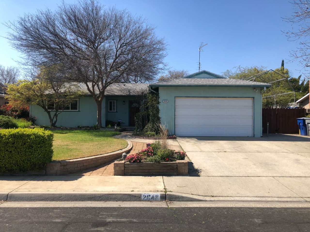 $2,295 Fowler  Shaw, Gorgeous 3 Bedroom home - Stanford Ave, Clovis