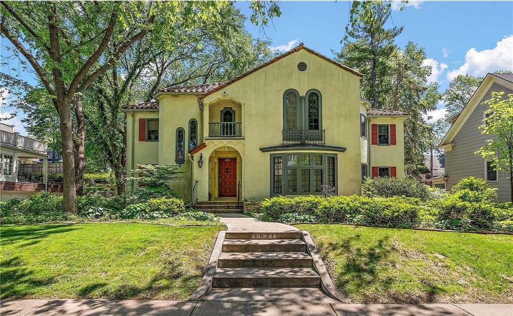 1921 Humboldt Avenue S