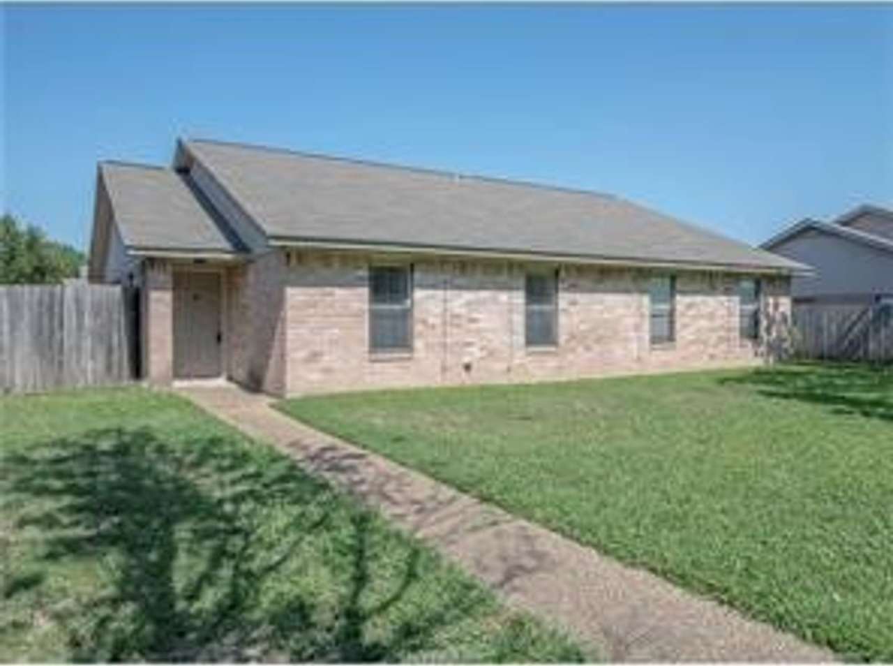 Pre leasing Spacious 3 bedroom 2 bath duplex in convenient location