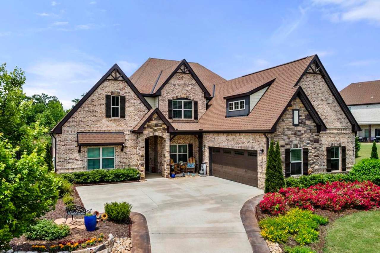 Luxury Living in The Oaks at Cotswold – 5BR Executive Home with Exceptional Amenities