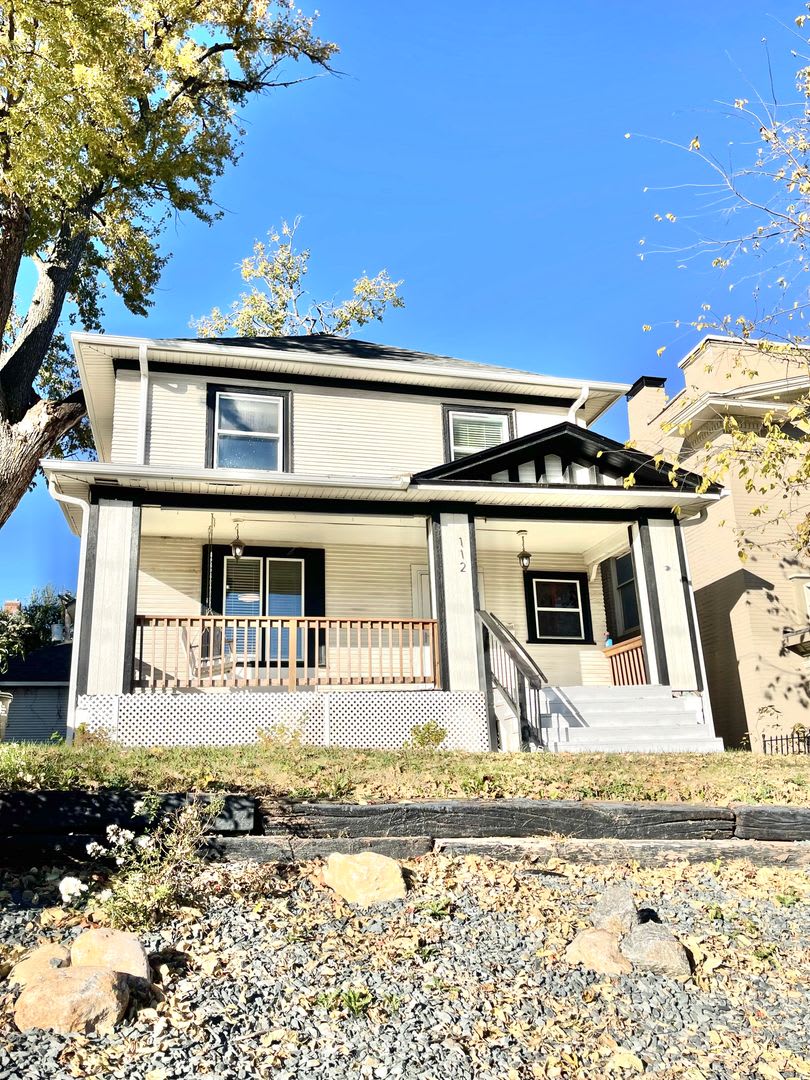 Large historic 6 bedroom 3 bathroom in Blackstone!