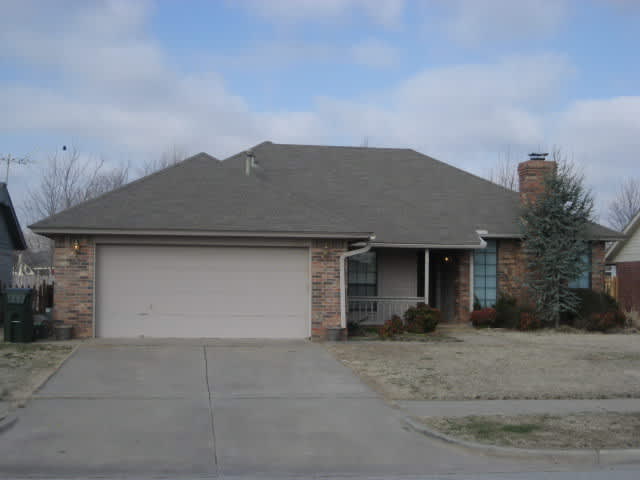 Three Bedroom in West Norman Available Now!