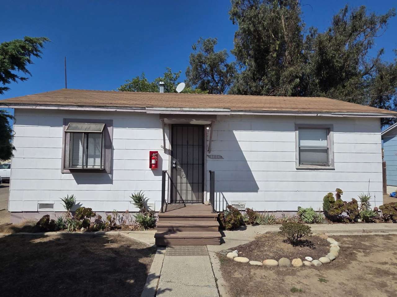 Ventura - Small 1 bedroom house w/ yard $2300