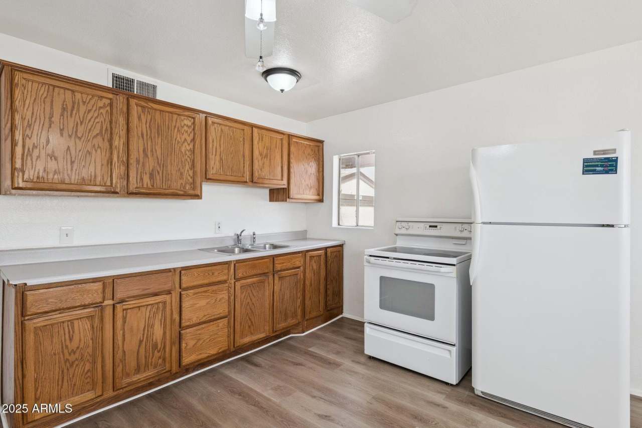 2525 E WILLETTA Street