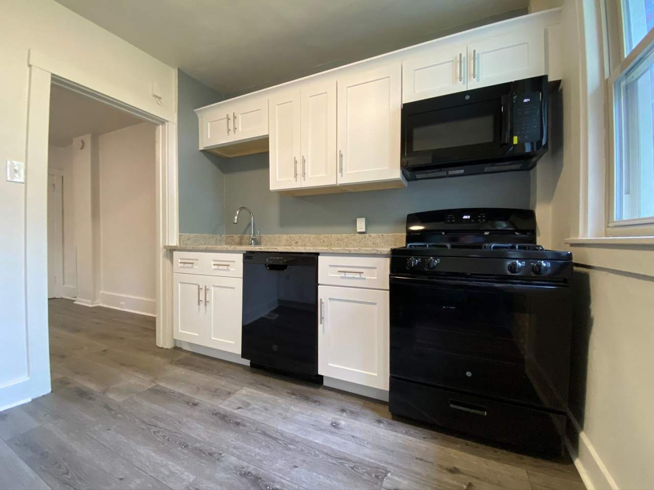 Charming Three Bedroom Townhouse in Squirrel Hill! Covered Front Porch + Back Yard! Call Today!