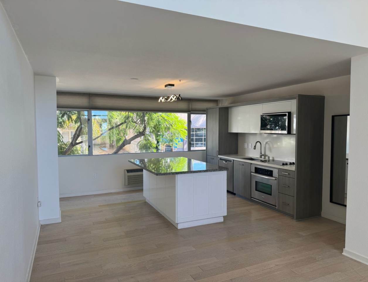 Beautiful 2Br/2Ba Townhome In Little Italy With Views Of The Bay! Call to schedule a showing at 760-518-5664