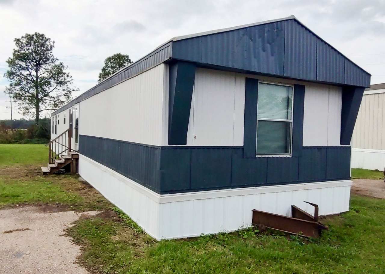 3 Bedroom 2 Bath Mobile Home off of Coteau Rd in New Iberia