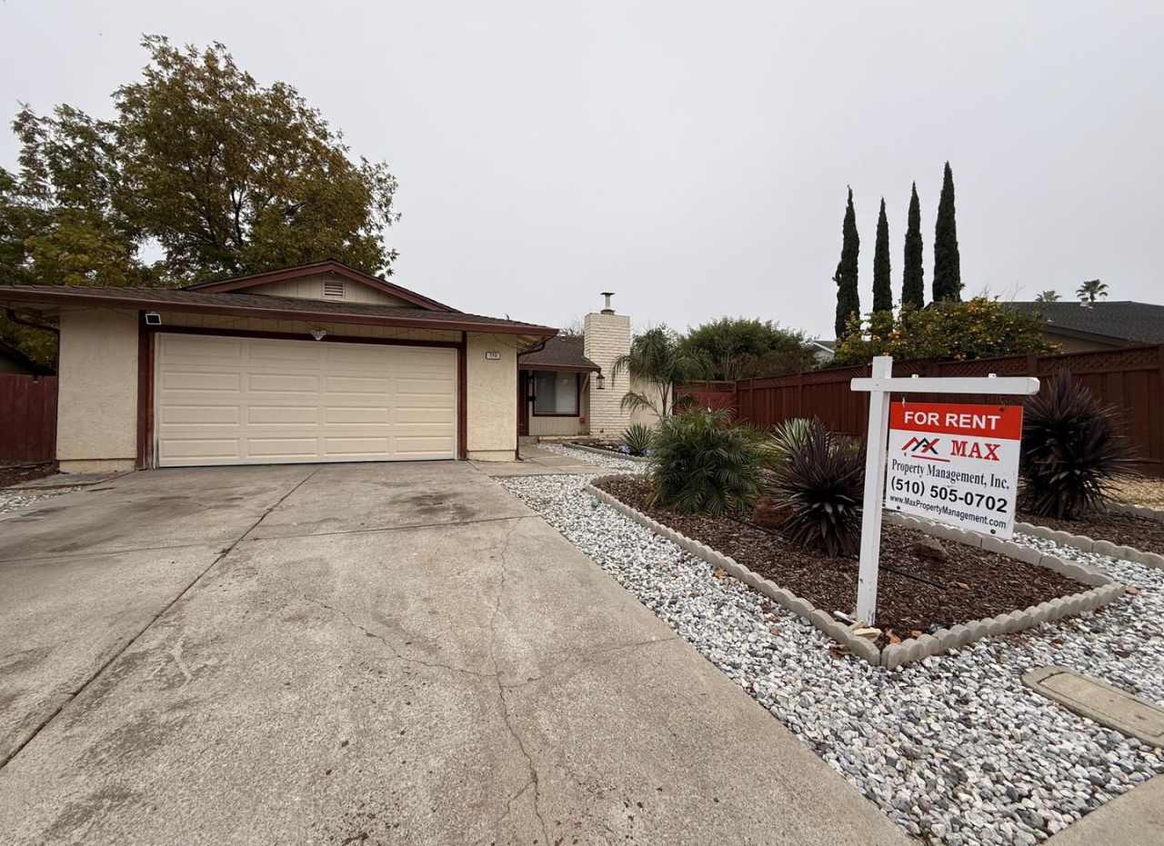 Beautiful 3 Bedroom Single-Family Home!