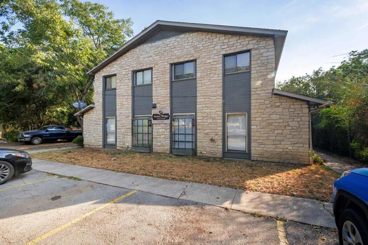 2-Story Townhouse Style Apartment in Lockhart