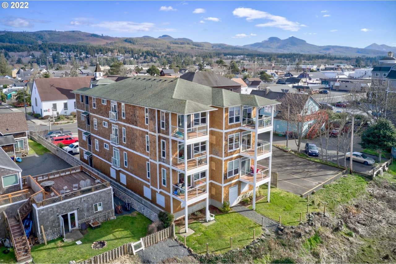 Charming 2 bedroom, 2 bathroom condo located in the heart of Seaside!