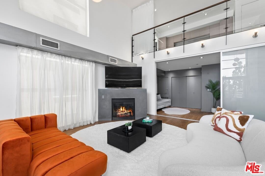 7062 Hawthorn Ave unit: 203