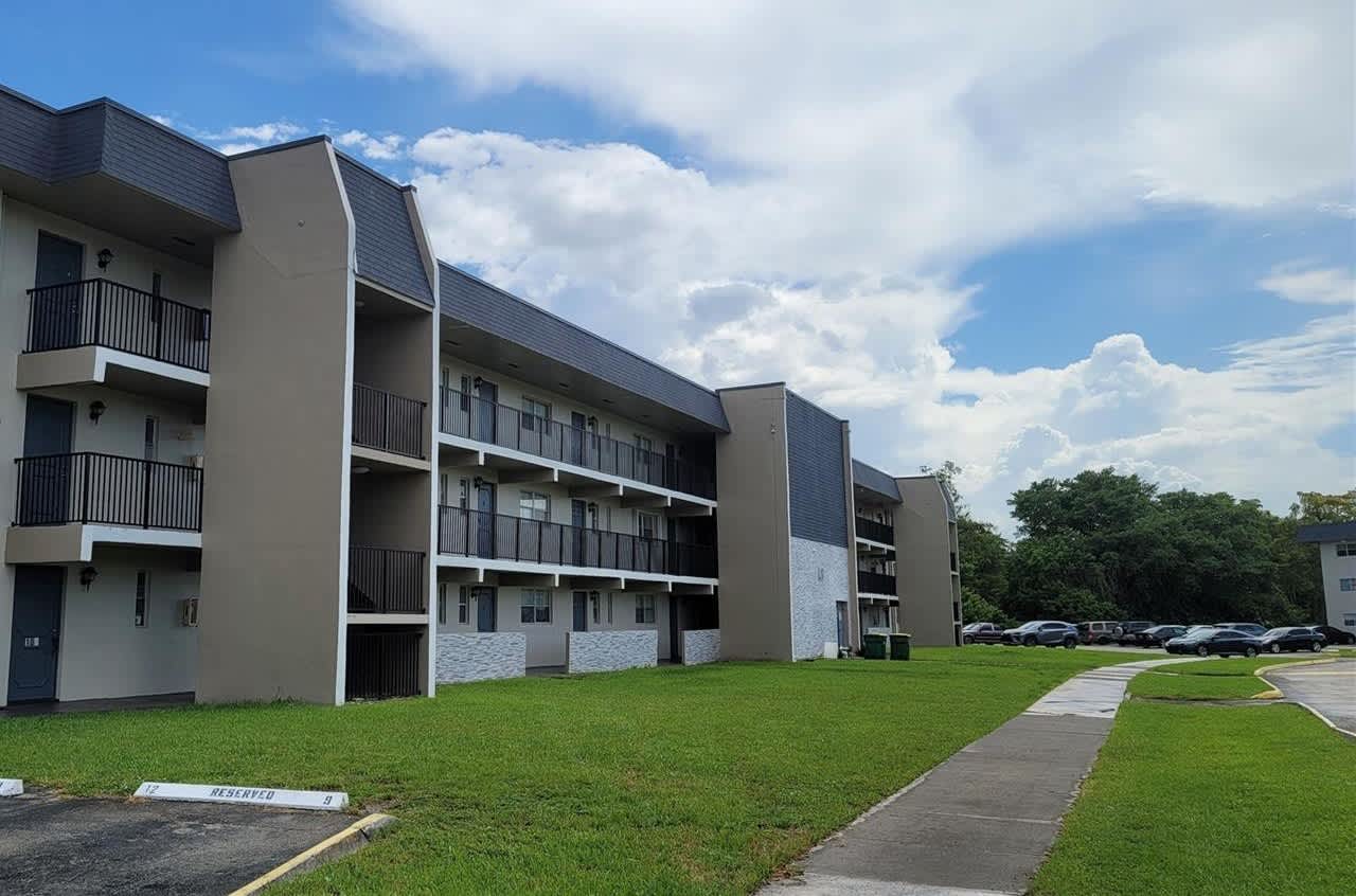 7911 Colony Cir N Apt 305