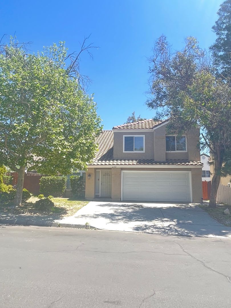 Centraly Located Shopping, Fwy, 2 story, 4 bedrooms 2.5 bath, patio with fence. new paint.