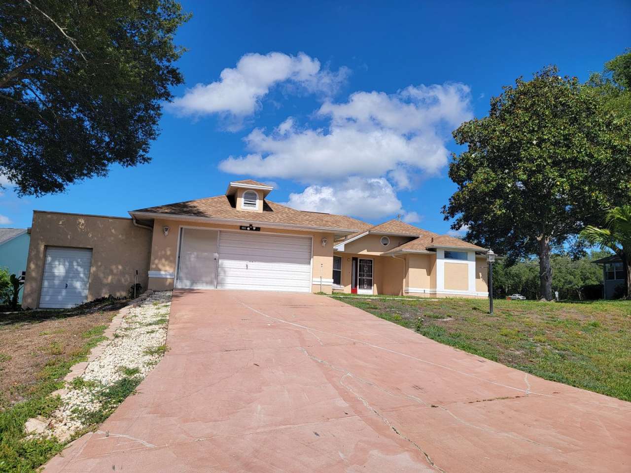 Beautiful 3/2/2 Pool Home in Beverly Hills!!!