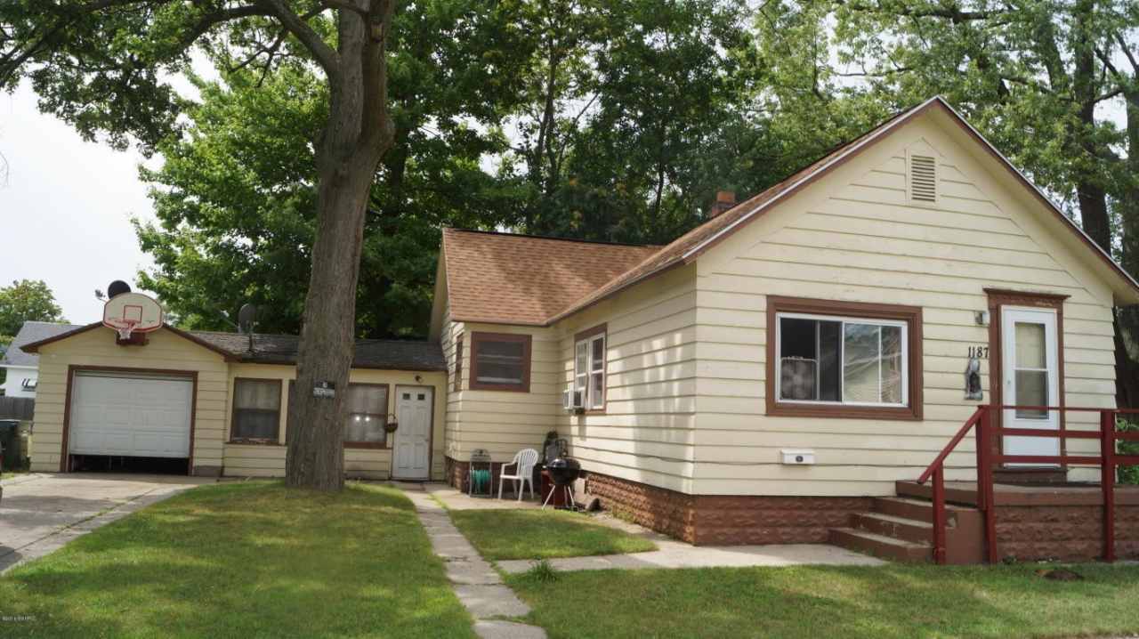 2 Bedroom / 1 Bath House in GREAT Location!