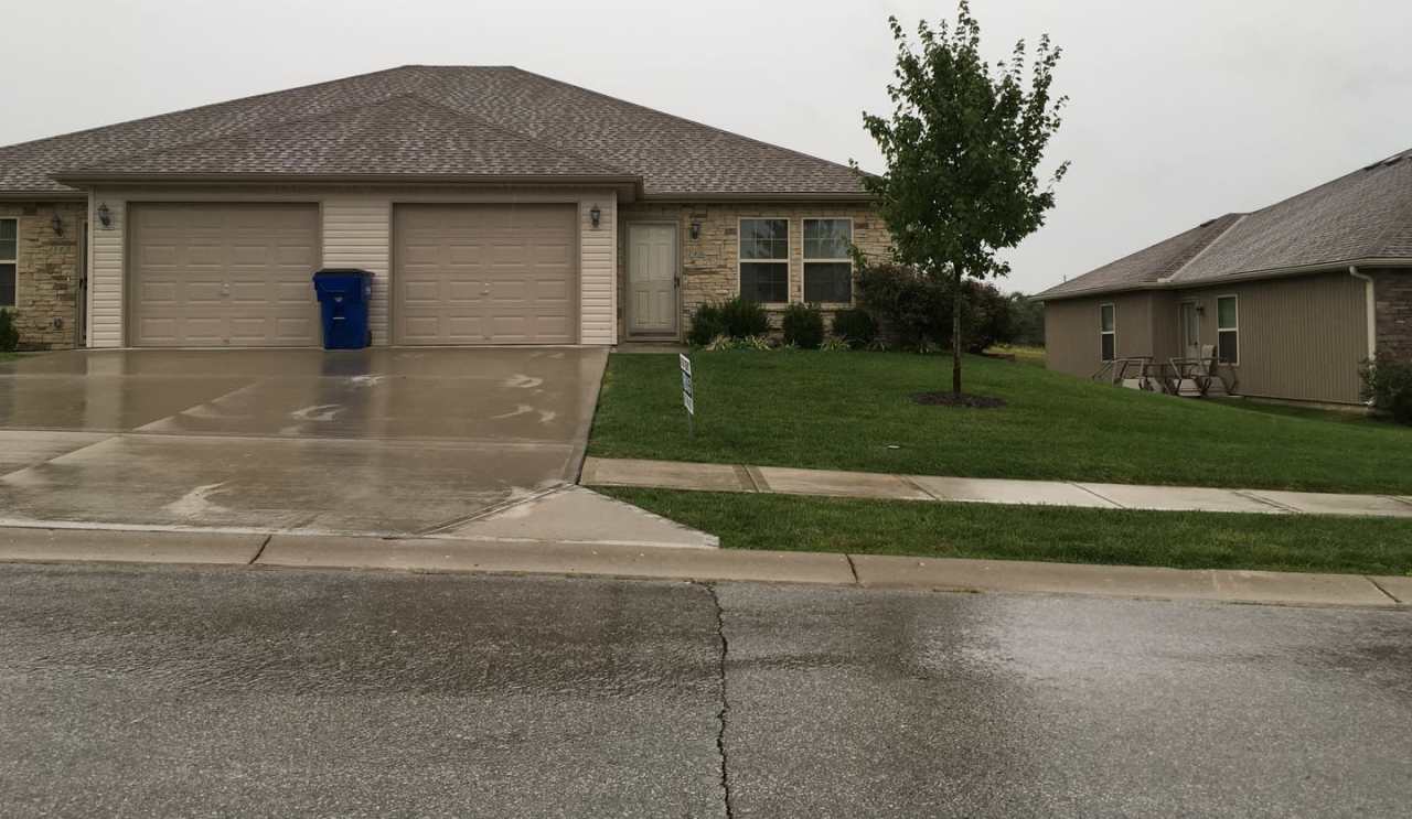 3 Bed 2 Bath Single Level Duplex in Lee's Summit